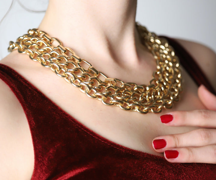 Frau mit Halsketten aus Gold